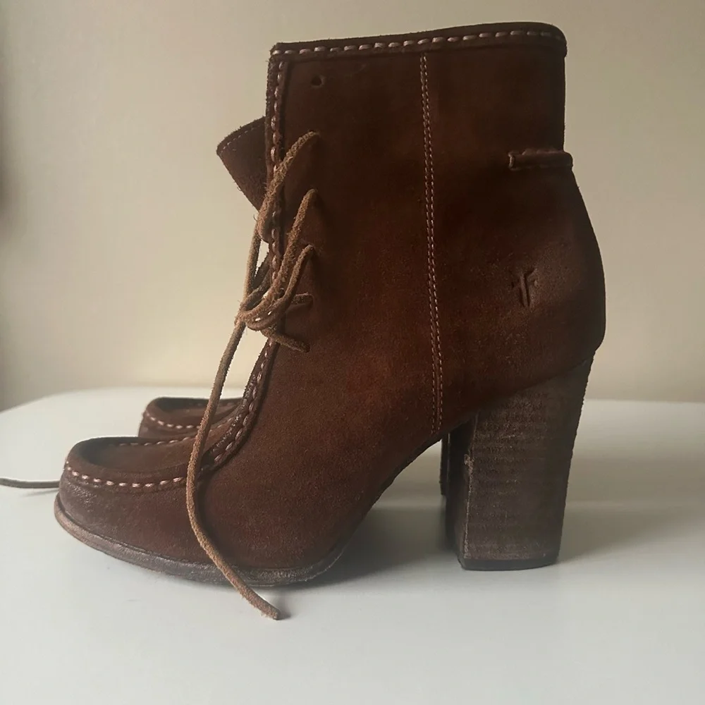 Frye Parker Moc Brown Suede Leather Bootie Rawhide Laces High Heel 8 - Picture 1 of 7